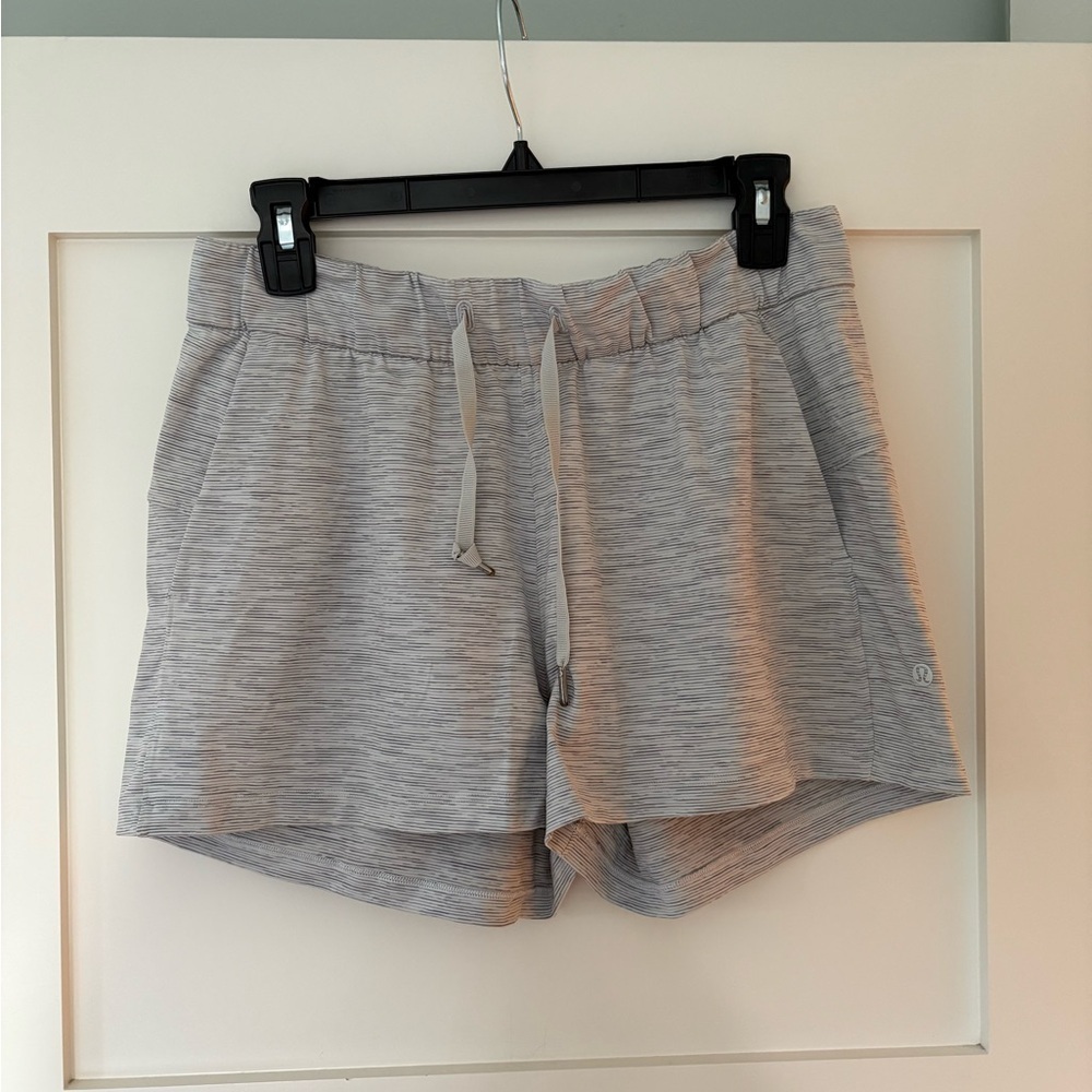 lululemon athletica Women's On The Fly Short - Light Gray Size 8 - Picture 5 of 8